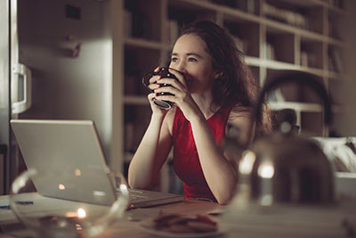 Dame buvant du café dans son bureau