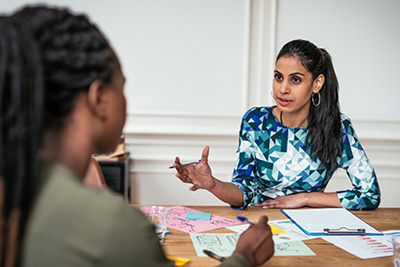 Le conseiller parle au client