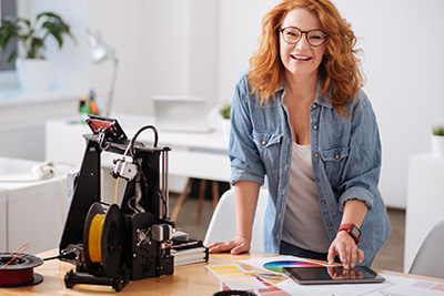 Femme entrepreneure mesurant son impact social