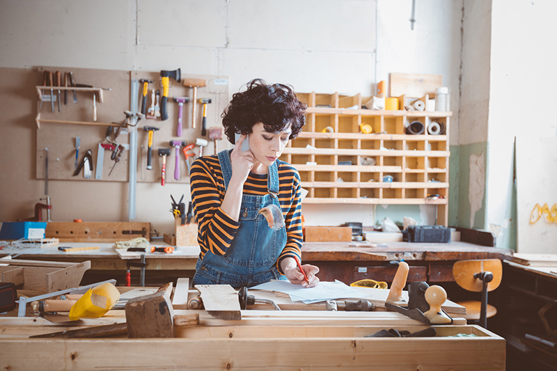 Femme prenant une commande par téléphone