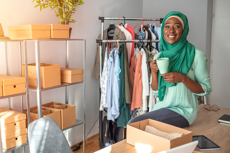 Jeune femme dans son bureau à domicile