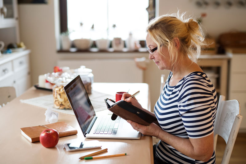 Une femme organise son agenda avec un calendrier en ligne