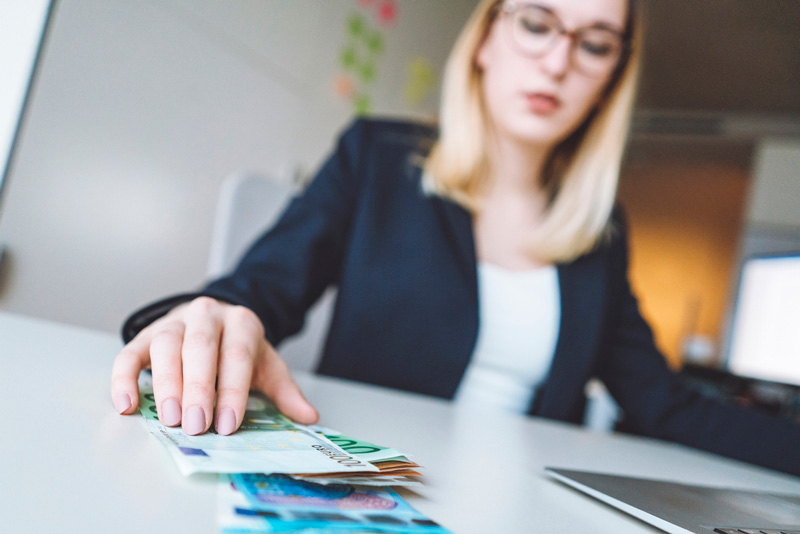 les femmes qui travaillent sur leur trésorerie