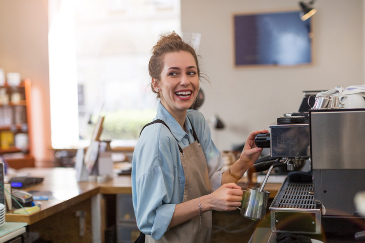 Femme serveuse dans un café