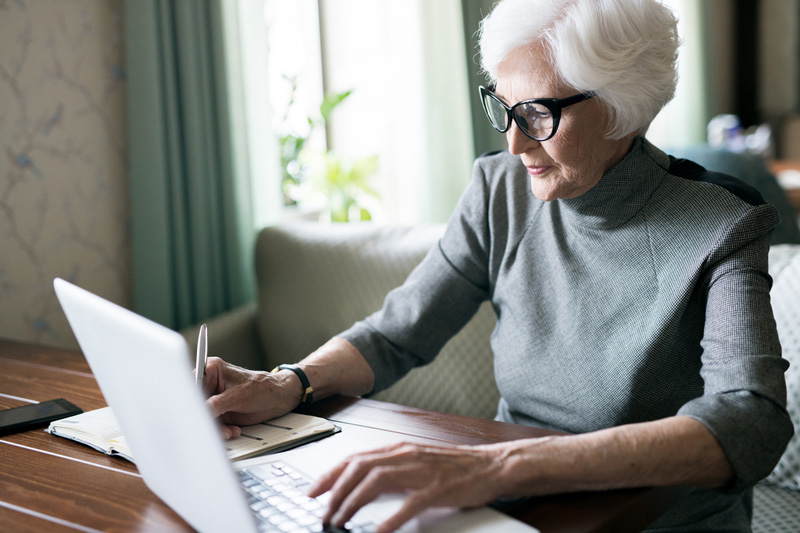 femme créant des objectifs SMART