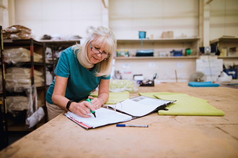 femme faisant des calculs